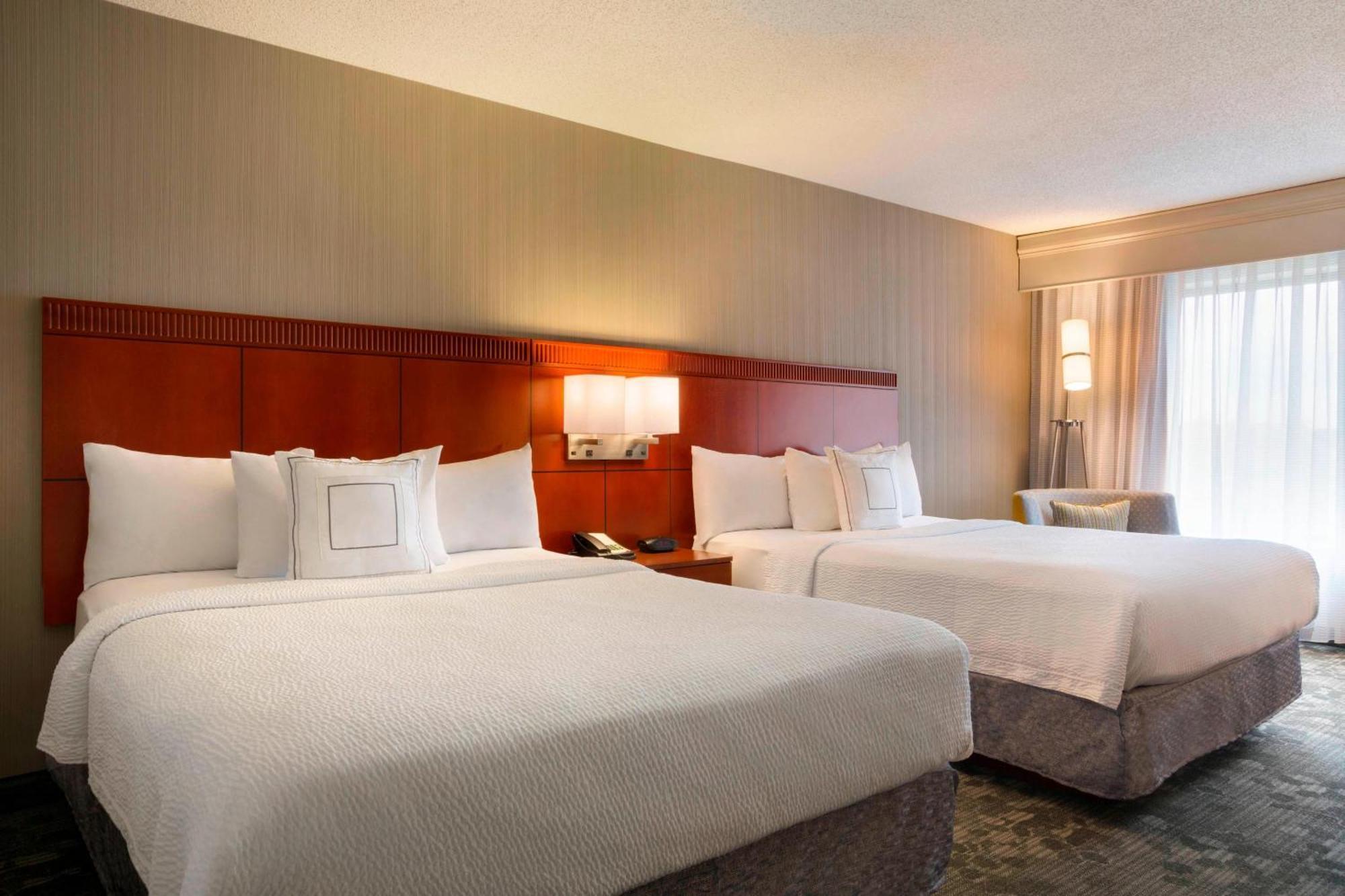 Courtyard By Marriott Champaign Hotel Екстериор снимка