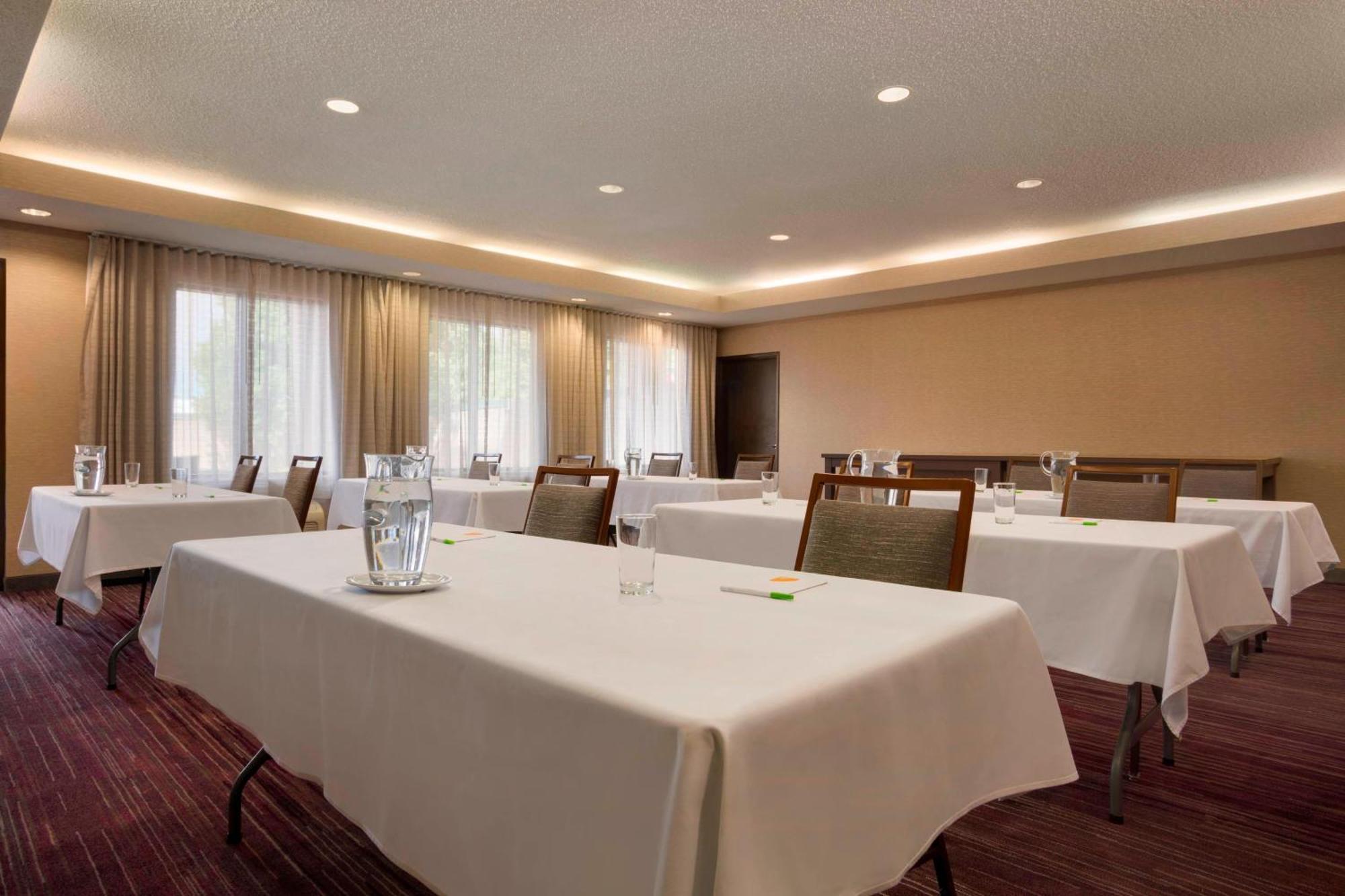 Courtyard By Marriott Champaign Hotel Екстериор снимка