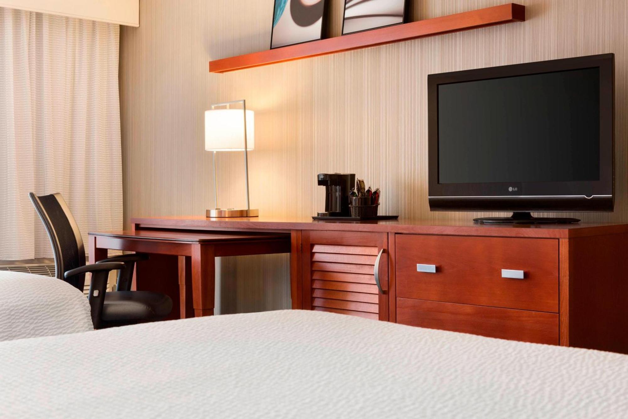 Courtyard By Marriott Champaign Hotel Екстериор снимка