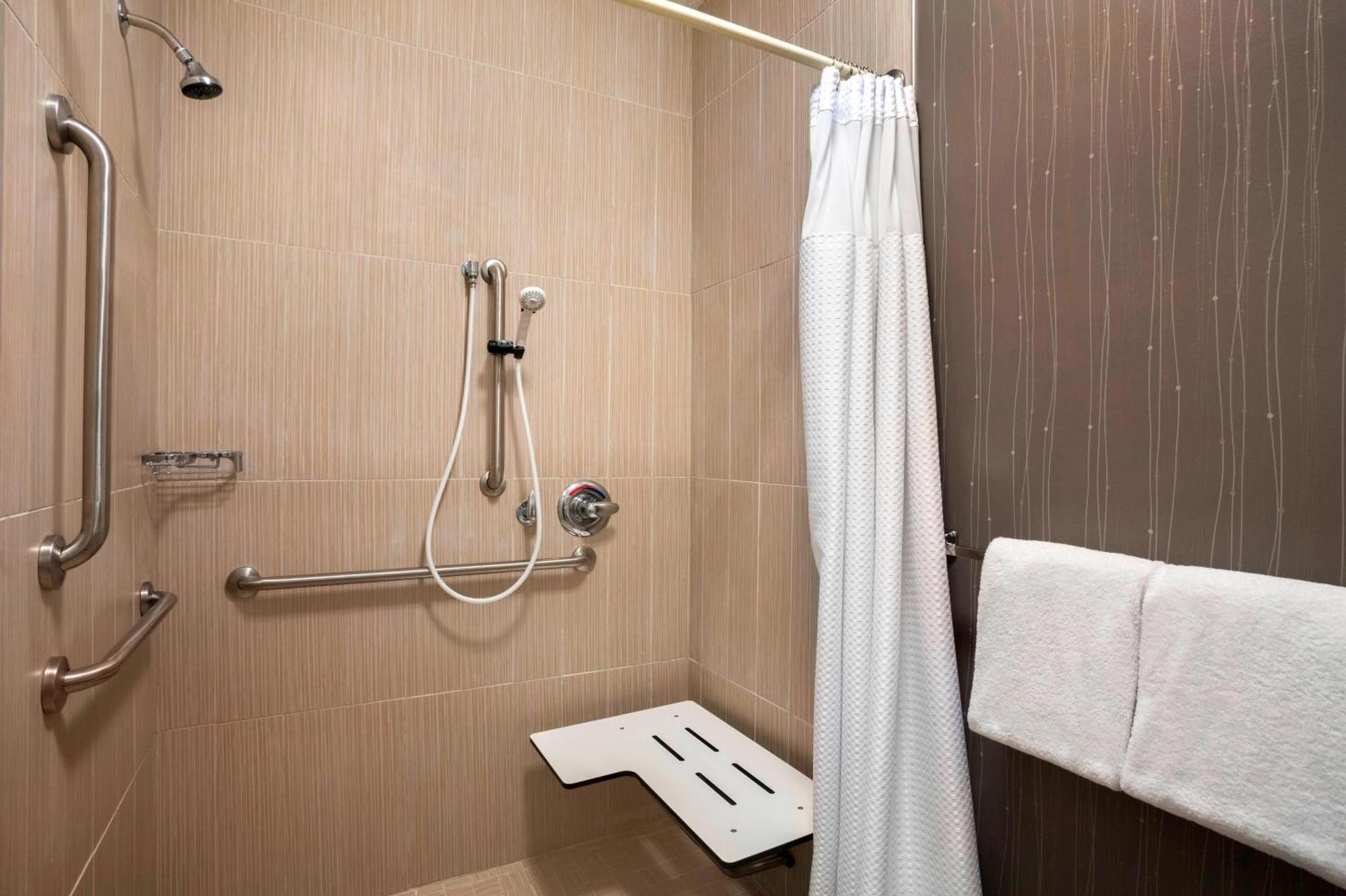 Courtyard By Marriott Champaign Hotel Екстериор снимка