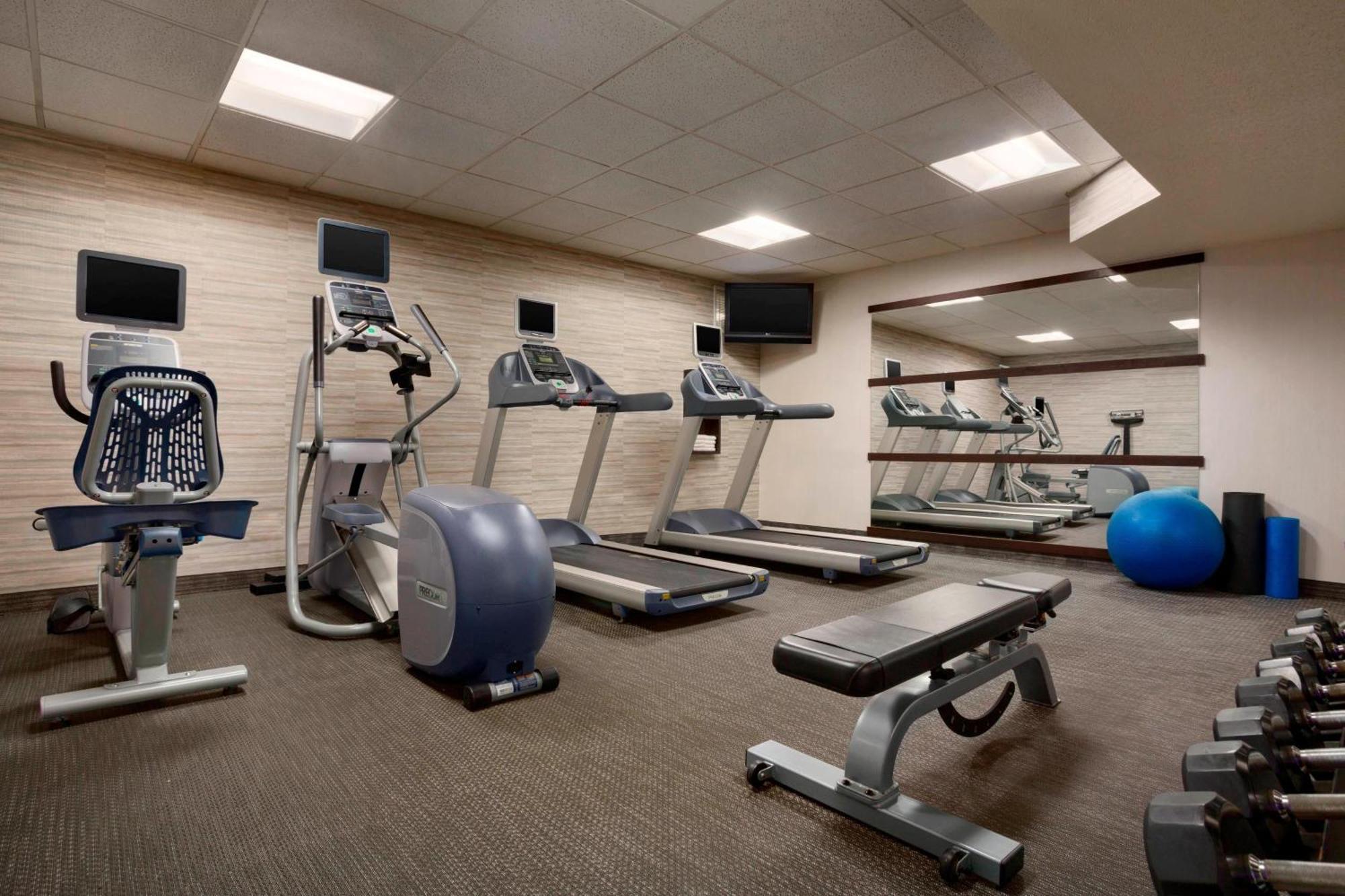 Courtyard By Marriott Champaign Hotel Екстериор снимка