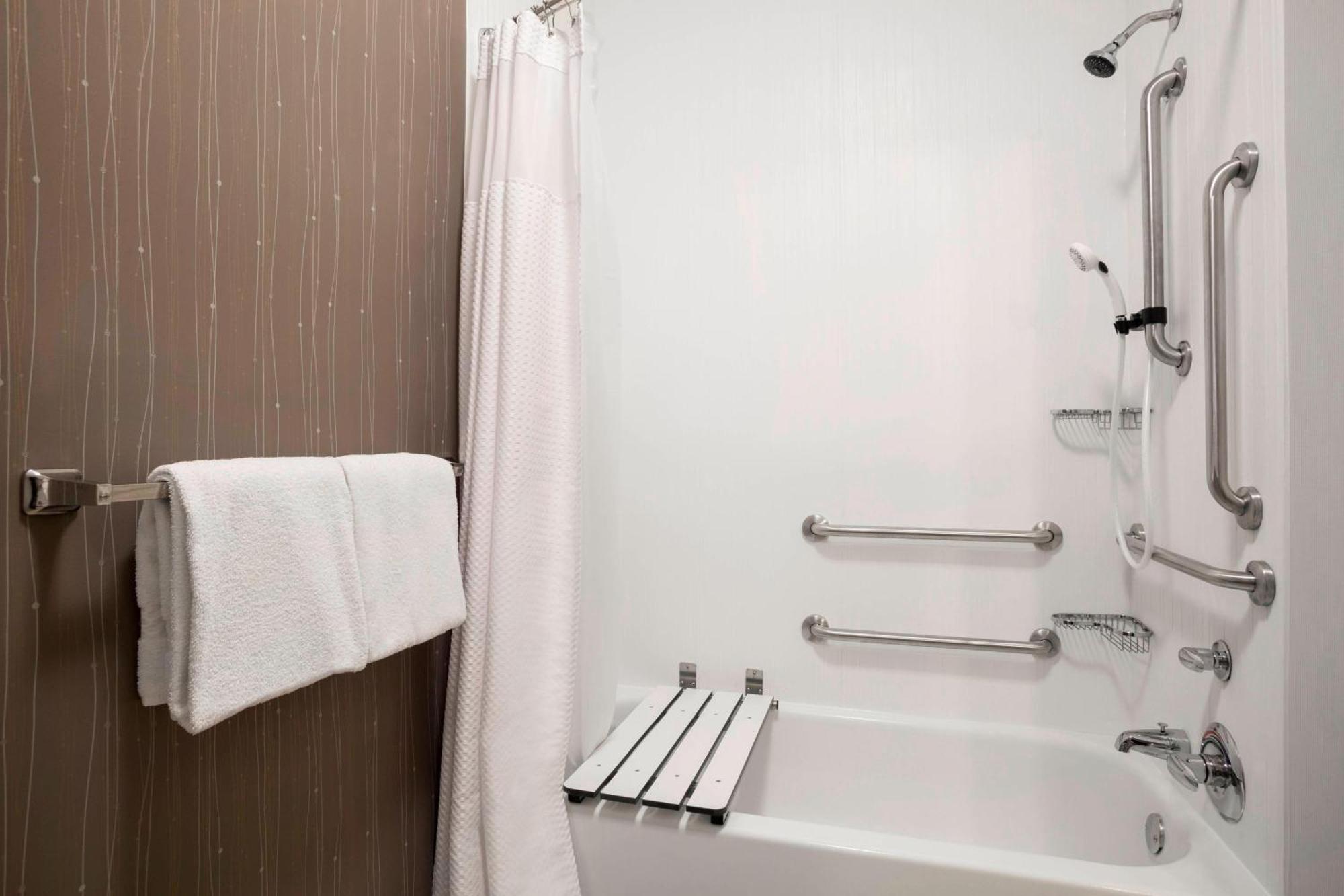 Courtyard By Marriott Champaign Hotel Екстериор снимка