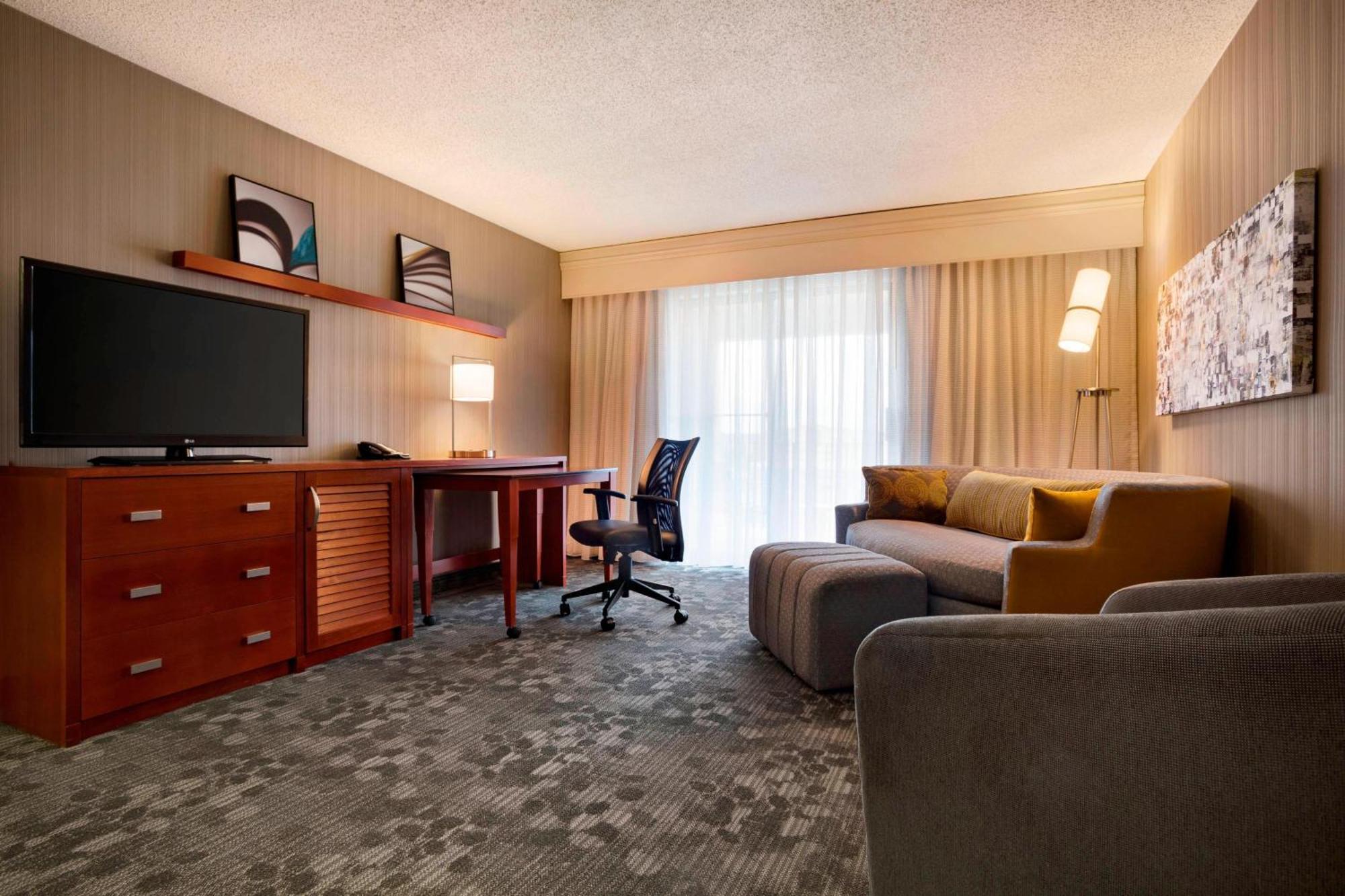 Courtyard By Marriott Champaign Hotel Екстериор снимка