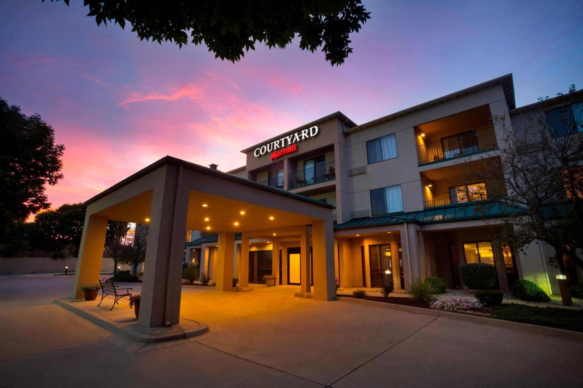Courtyard By Marriott Champaign Hotel Екстериор снимка