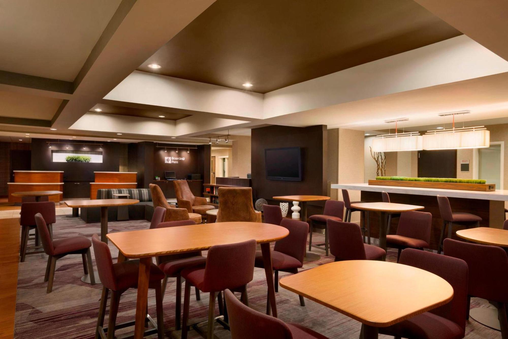 Courtyard By Marriott Champaign Hotel Екстериор снимка