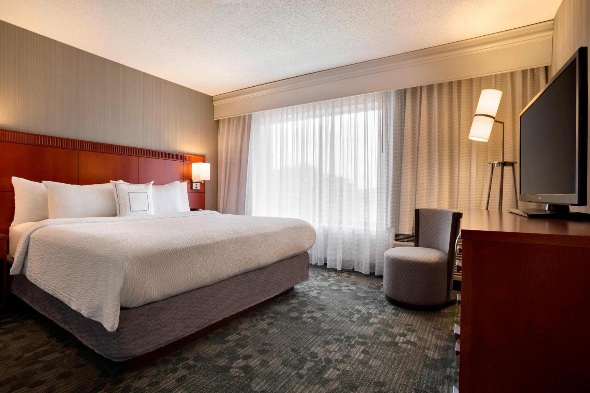 Courtyard By Marriott Champaign Hotel Екстериор снимка