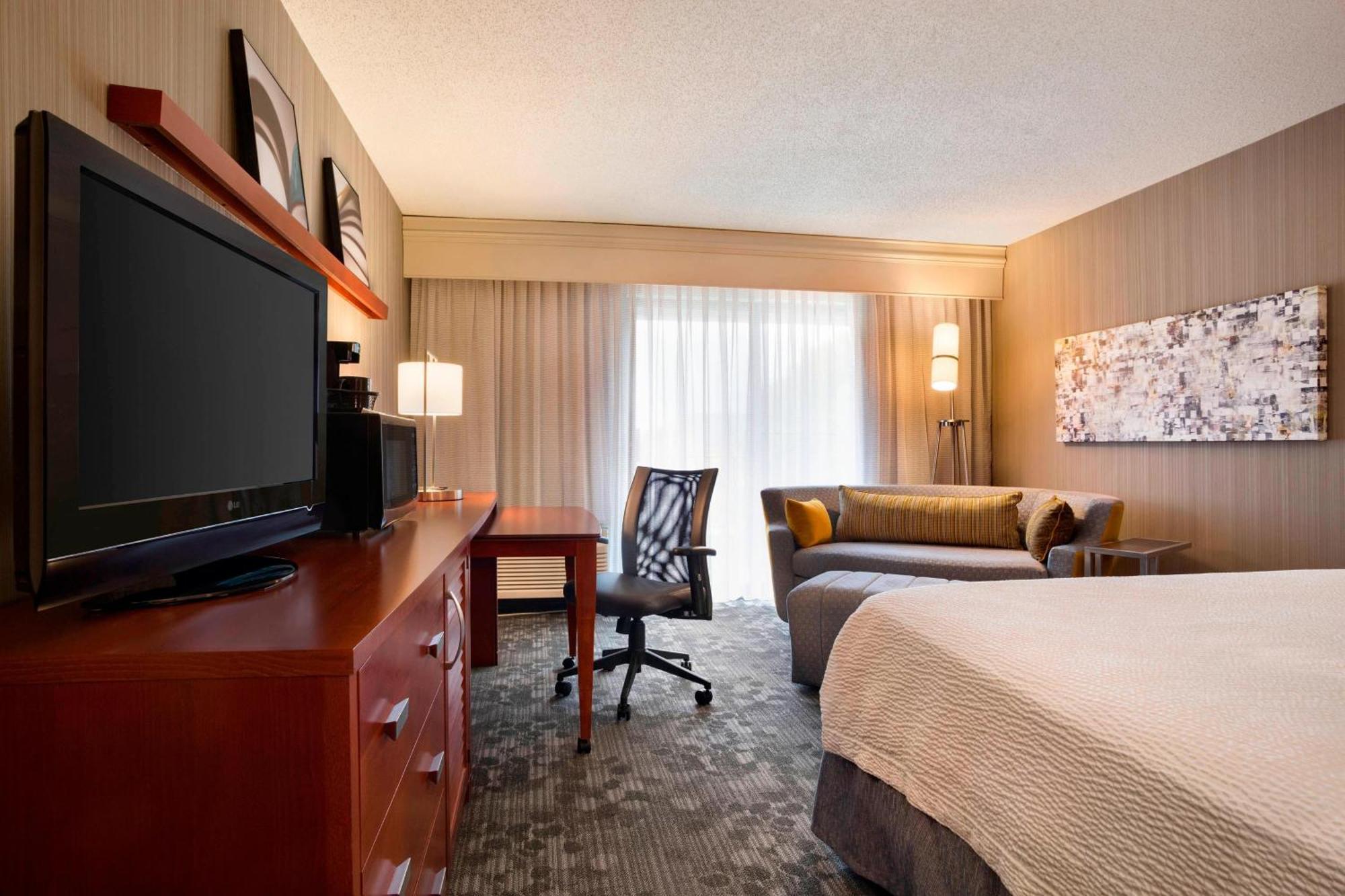 Courtyard By Marriott Champaign Hotel Екстериор снимка
