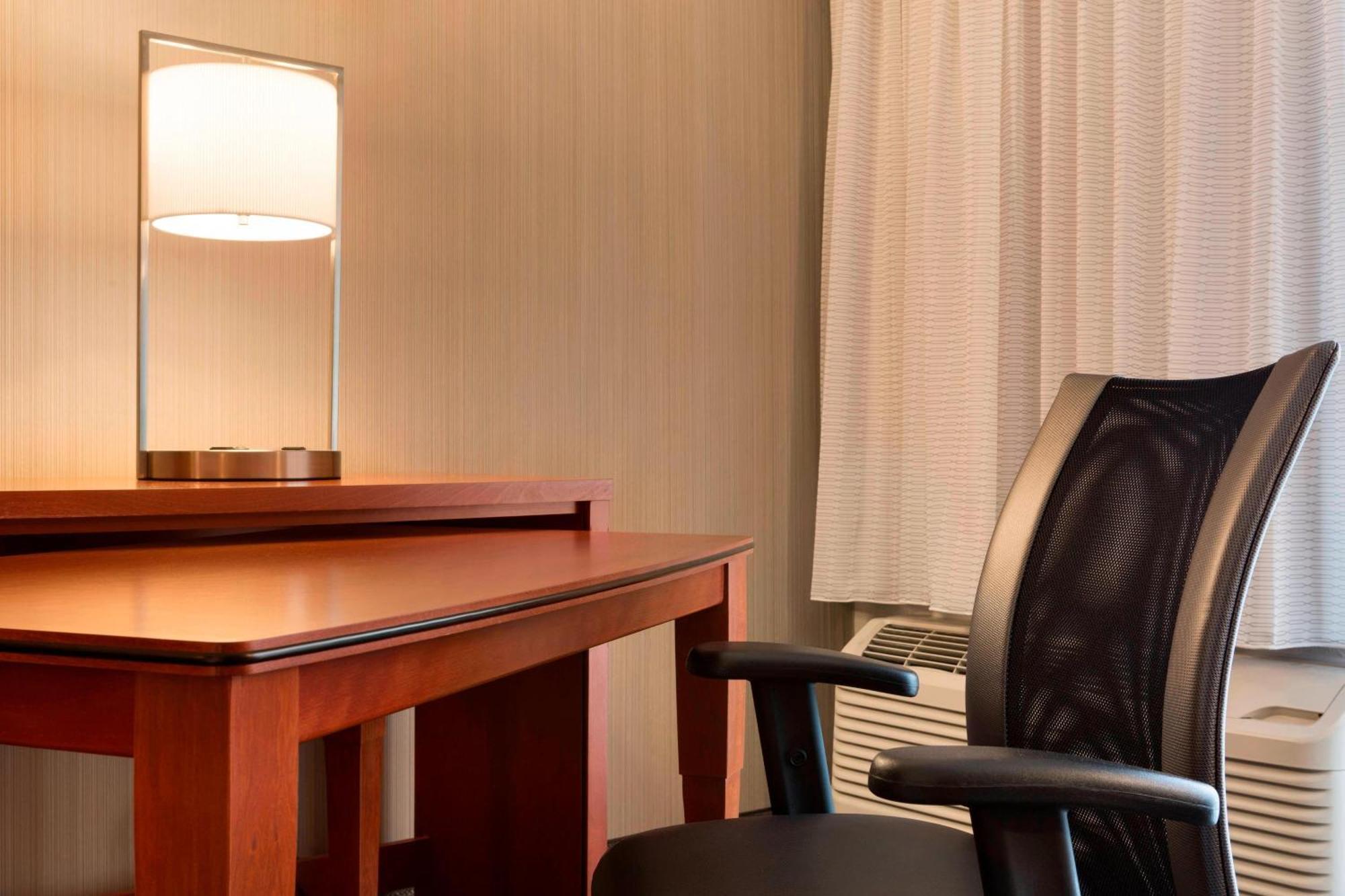 Courtyard By Marriott Champaign Hotel Екстериор снимка