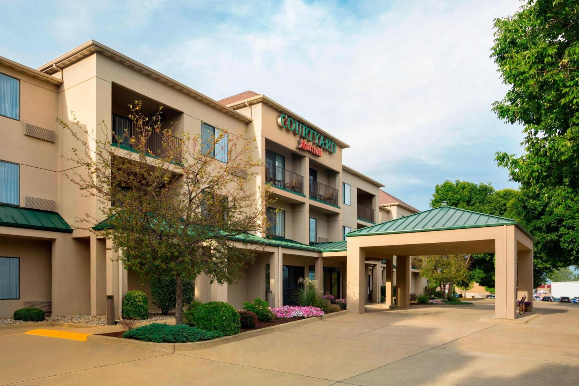 Courtyard By Marriott Champaign Hotel Екстериор снимка