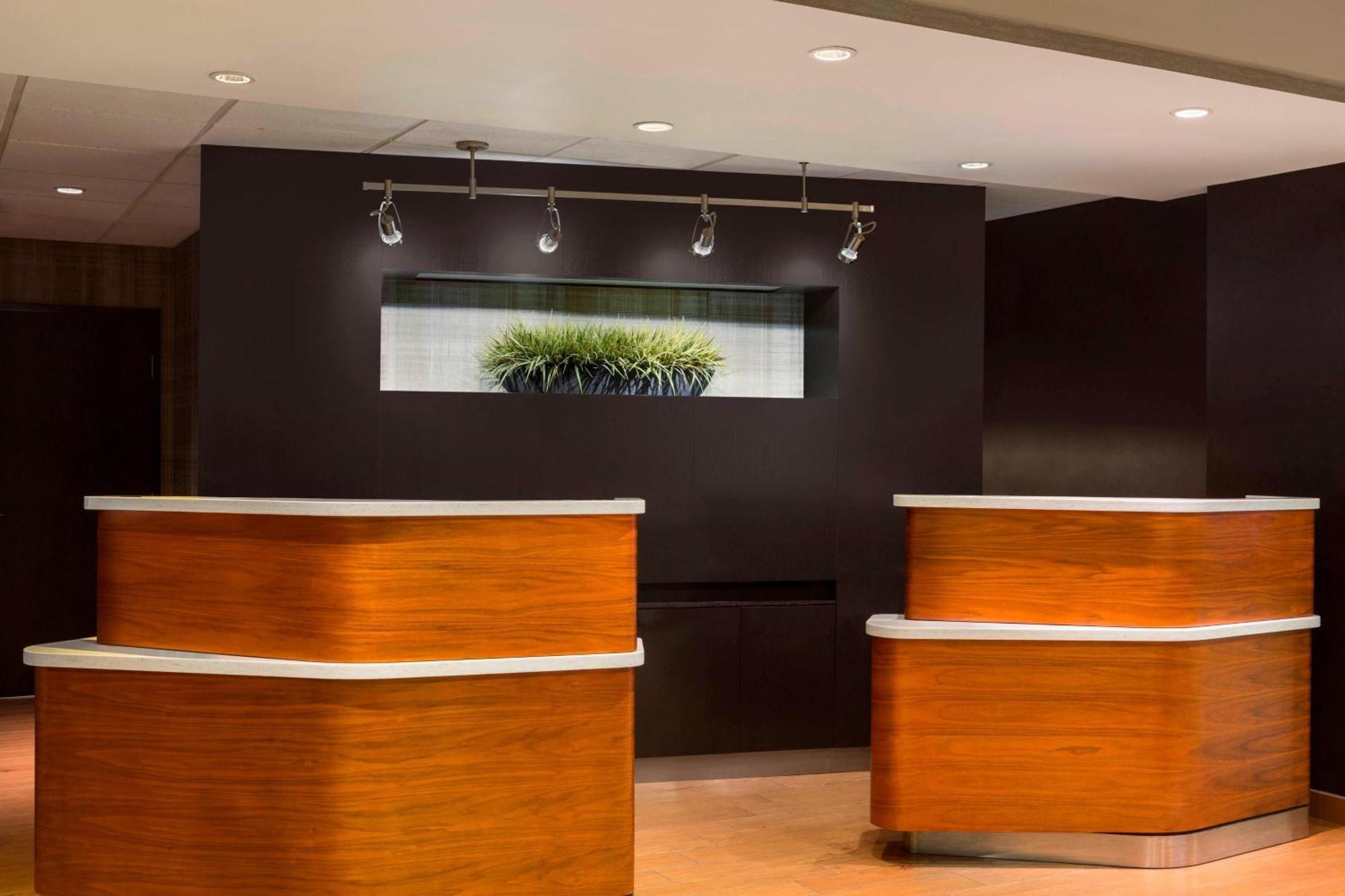 Courtyard By Marriott Champaign Hotel Екстериор снимка
