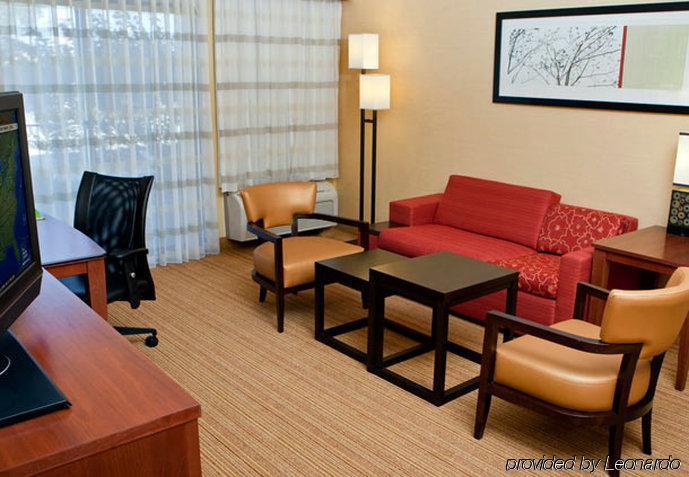 Courtyard By Marriott Champaign Hotel Стая снимка