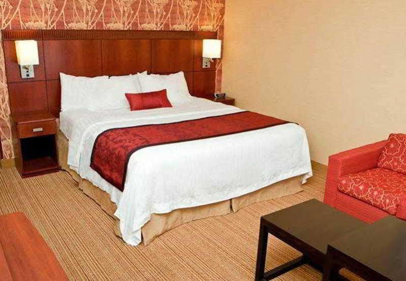 Courtyard By Marriott Champaign Hotel Екстериор снимка