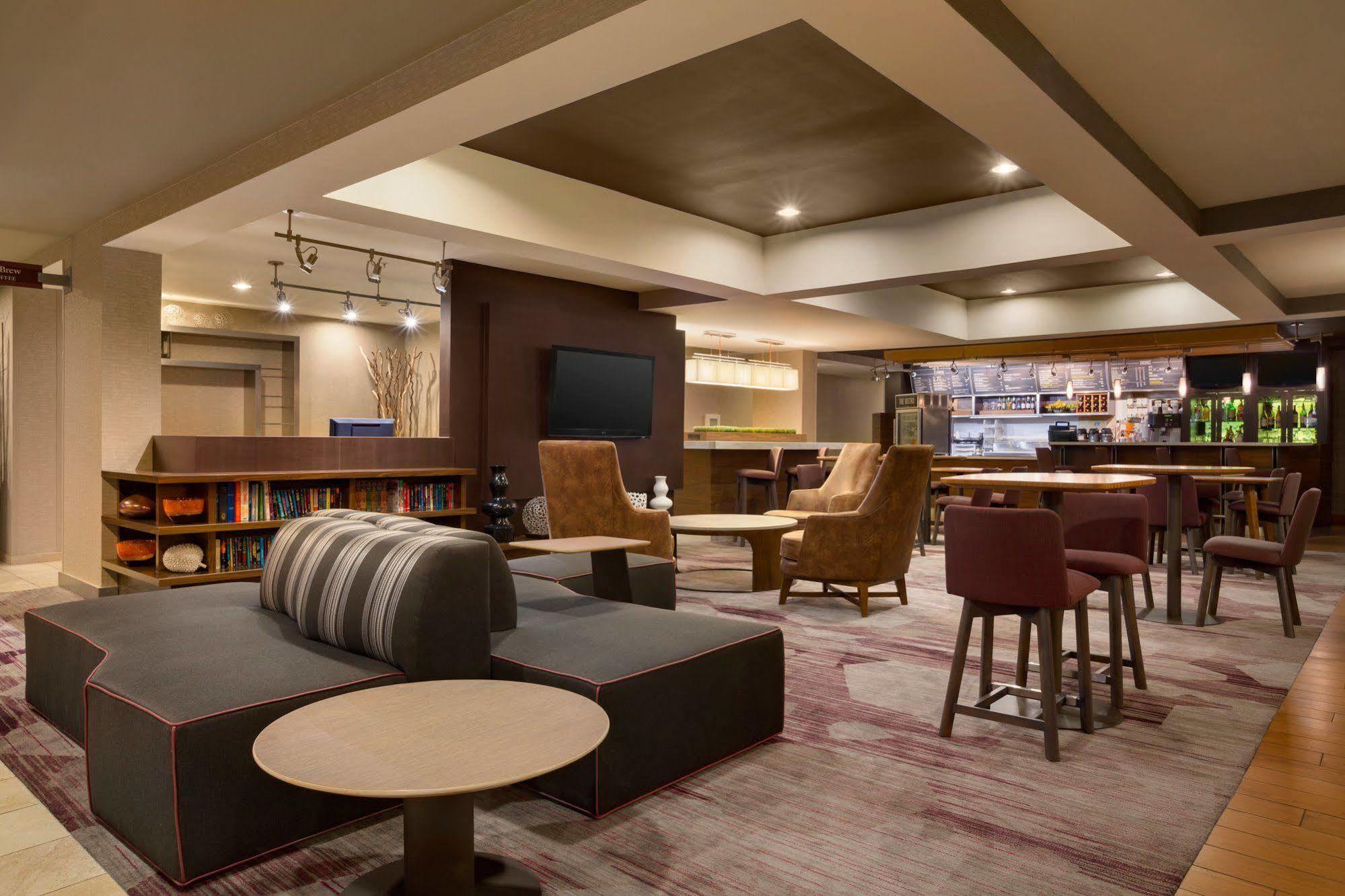 Courtyard By Marriott Champaign Hotel Екстериор снимка